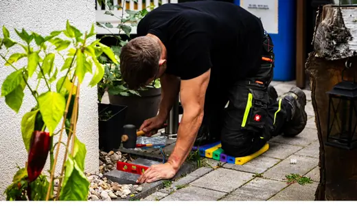 FES-Techniker bei der Installation einer Elektroanlage im Außenbereich