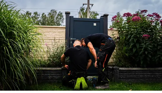 Zwei FES-Techniker bei gemeinsamer Montagearbeit